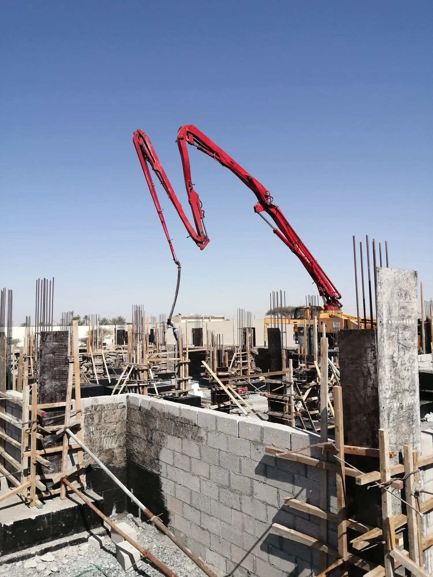 Bomba de concreto atendendo obra de construção civil
