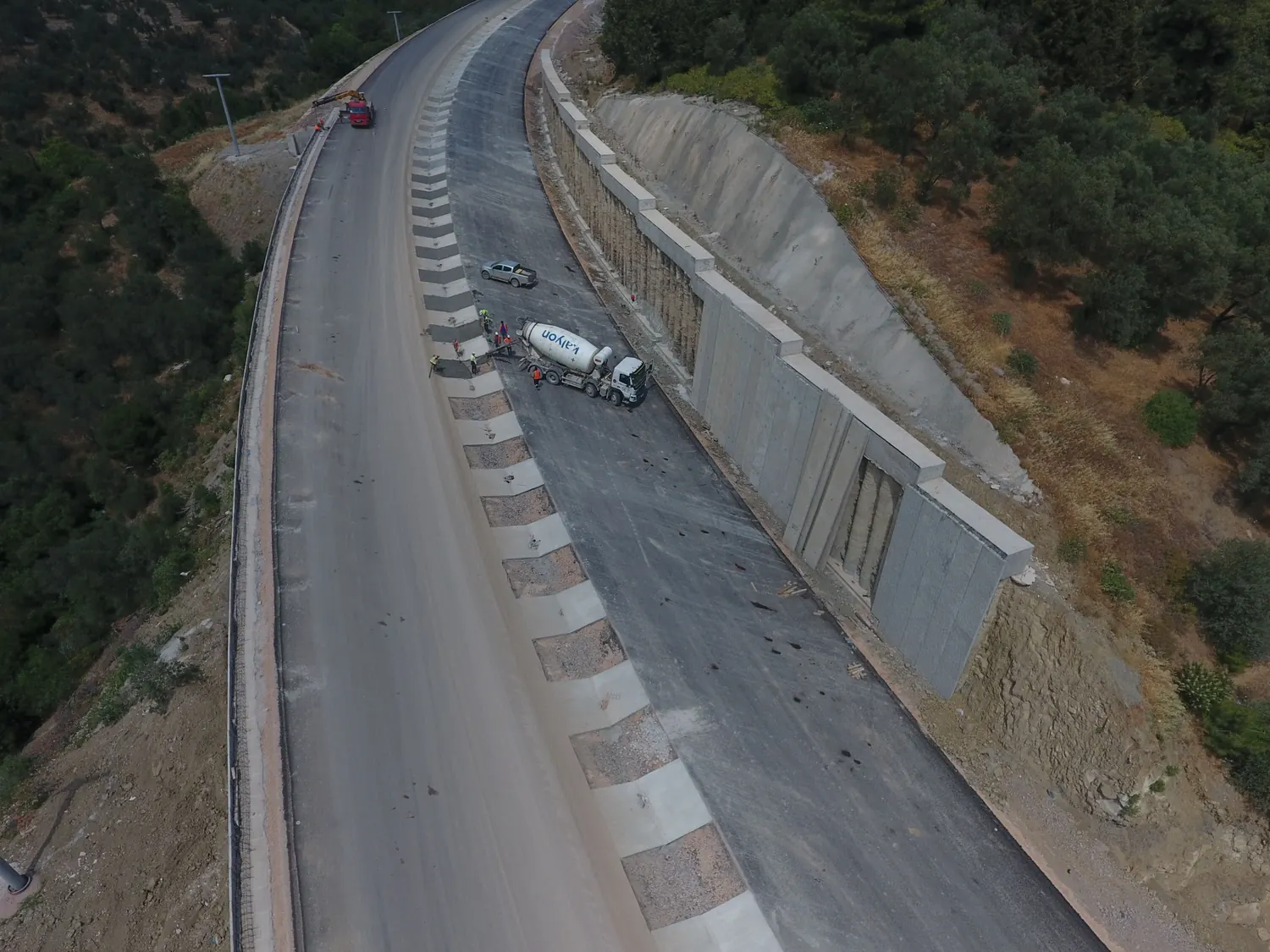 Caminhão betoneira transportando concreto usinado - atendimento em Brasília